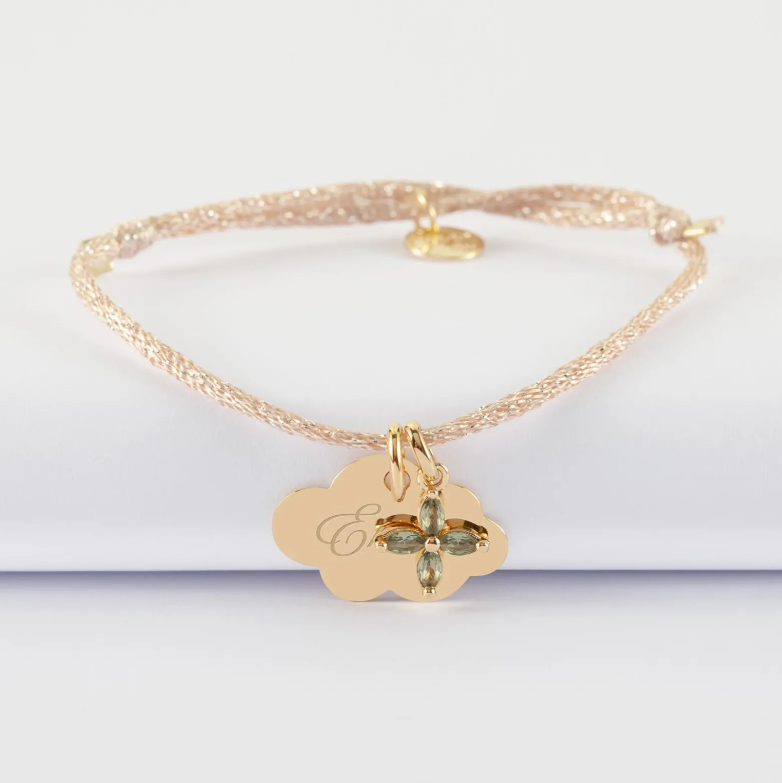 Bracelet enfant personnalisé cordon pailleté médaille gravée plaqué or nuage 20x14 mm et breloque fleur pétales zircons 10 mm