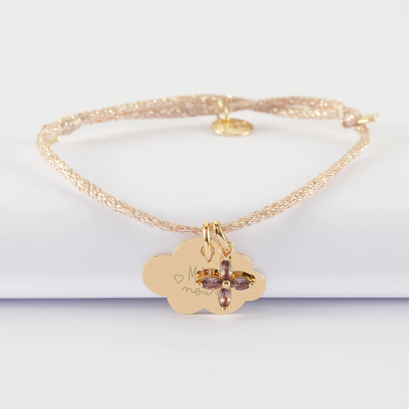 Bracelet enfant personnalisé cordon pailleté médaille gravée plaqué or nuage 20x14 mm et breloque fleur pétales zircons 10 mm