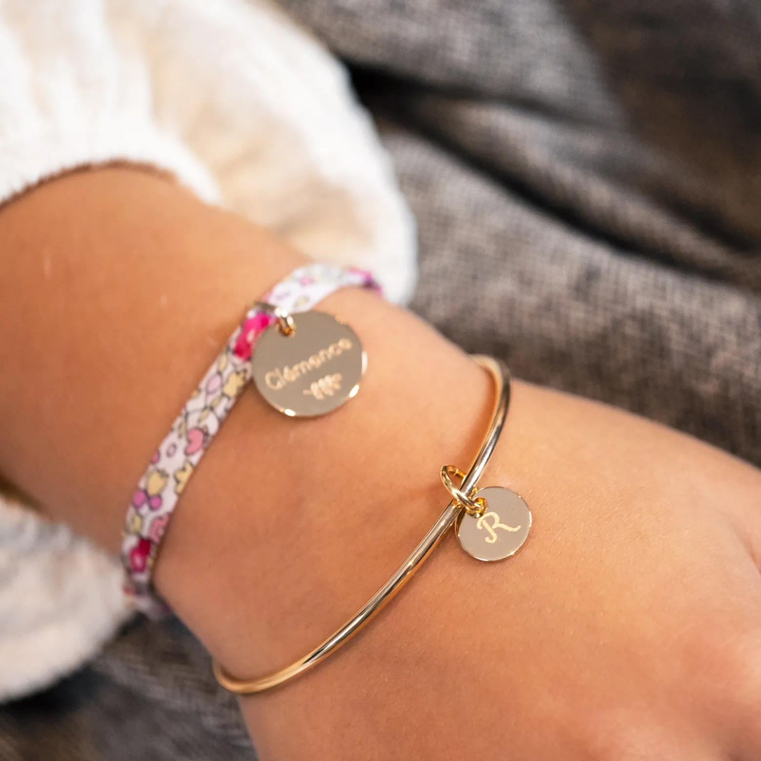 Bracelet enfant personnalisé jonc plaqué or médaille gravée initiale 10 mm