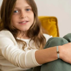 Bracelet enfant personnalisé cordon élastique médaille gravée plaqué or initiale 10 mm
