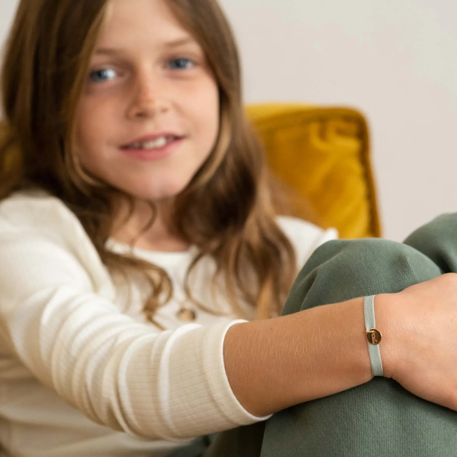 Bracelet enfant personnalisé cordon élastique médaille gravée plaqué or initiale 10 mm
