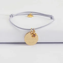 Bracelet enfant personnalisé médaille gravée plaqué or 15 mm et breloque fleur zircon plaqué or 8 mm