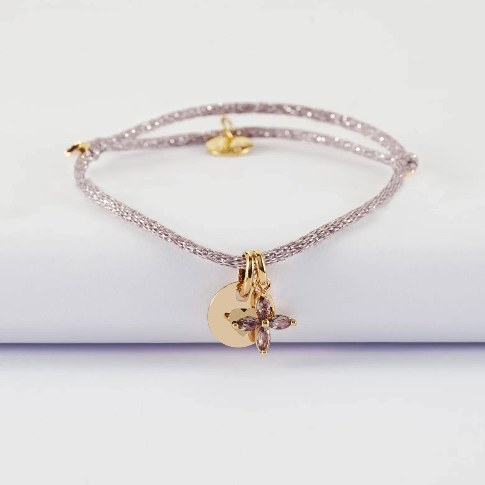 Bracelet enfant personnalisé cordon pailleté médaille gravée plaqué or 10 mm et breloque fleur pétales zircons 10 mm