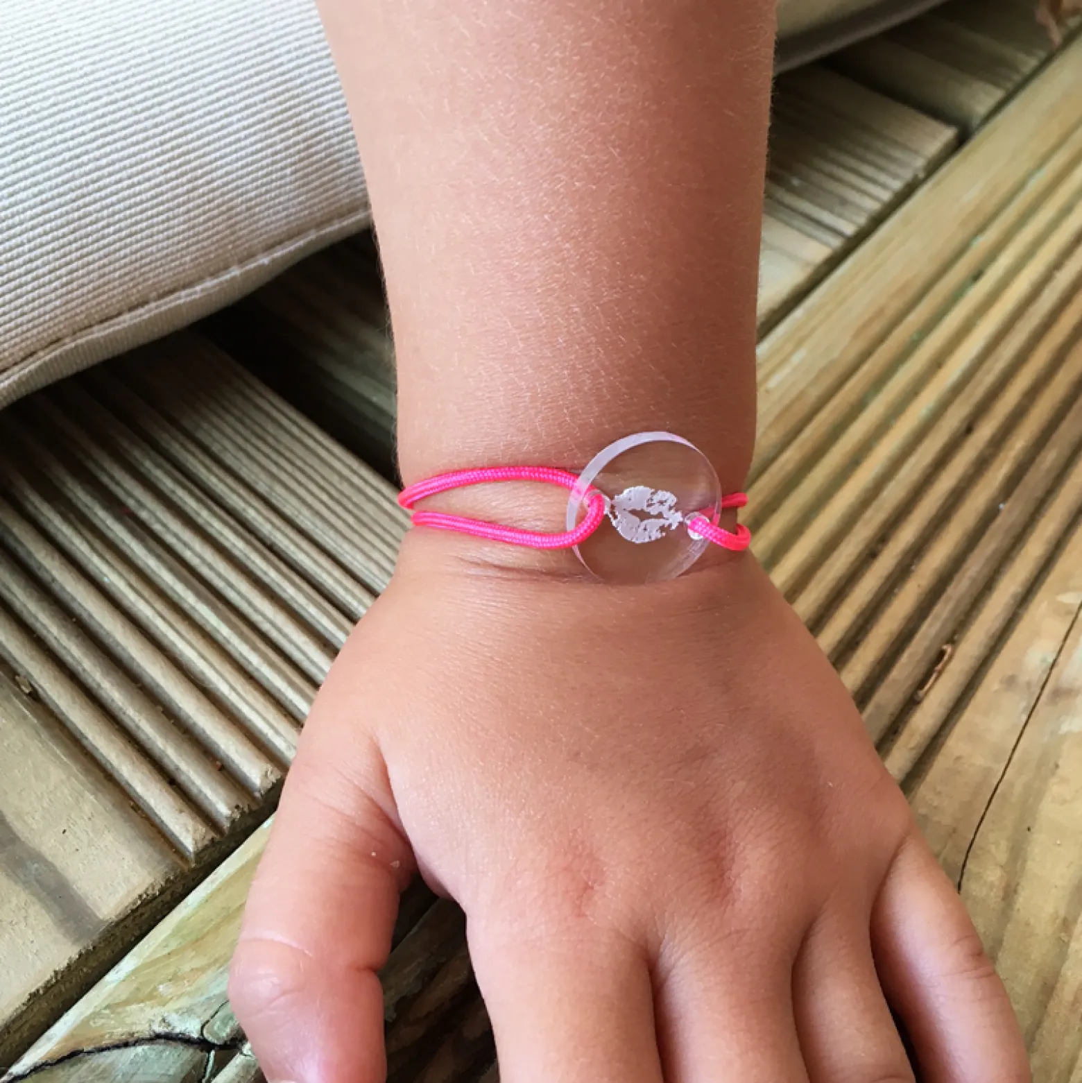 Bracelet enfant personnalisé "bisou" médaille gravée acrylique ronde 2 trous 17 mm
