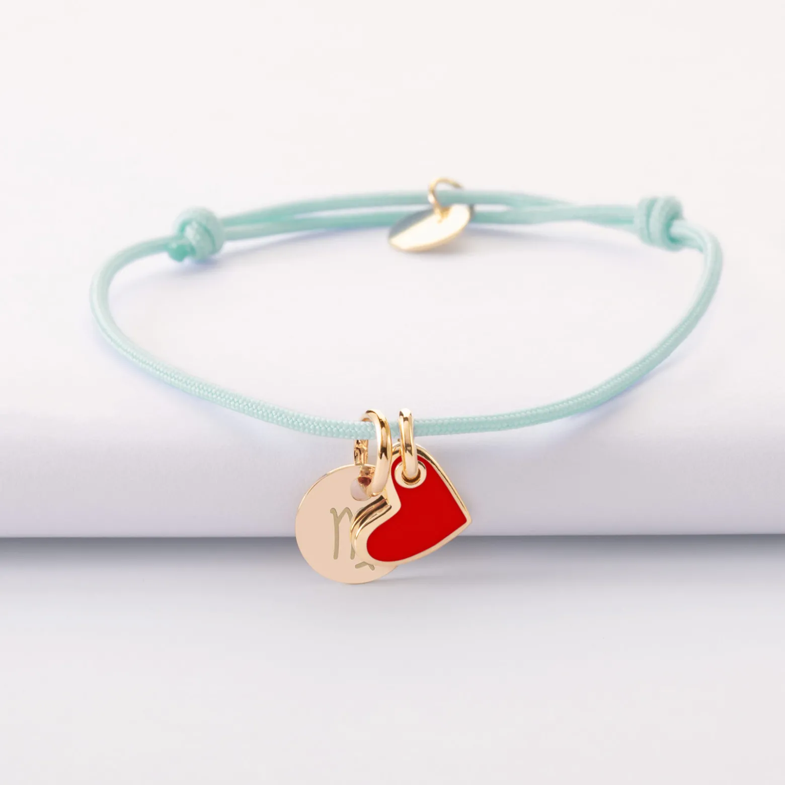 Bracelet enfant personnalisé médaille gravée plaqué or 10 mm et breloque coeur email 10 mm