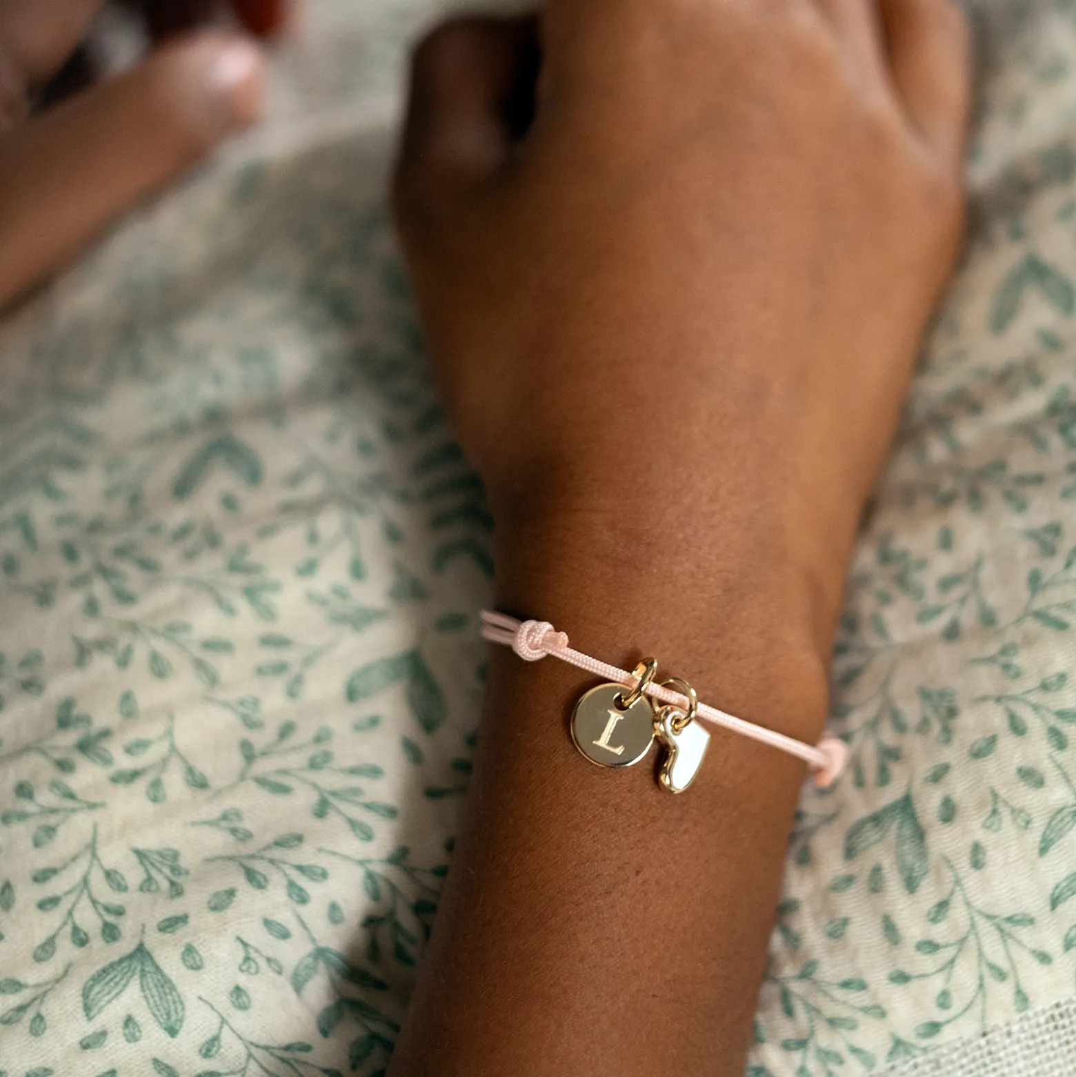Bracelet enfant personnalisé médaille gravée plaqué or 10 mm et breloque coeur email 10 mm