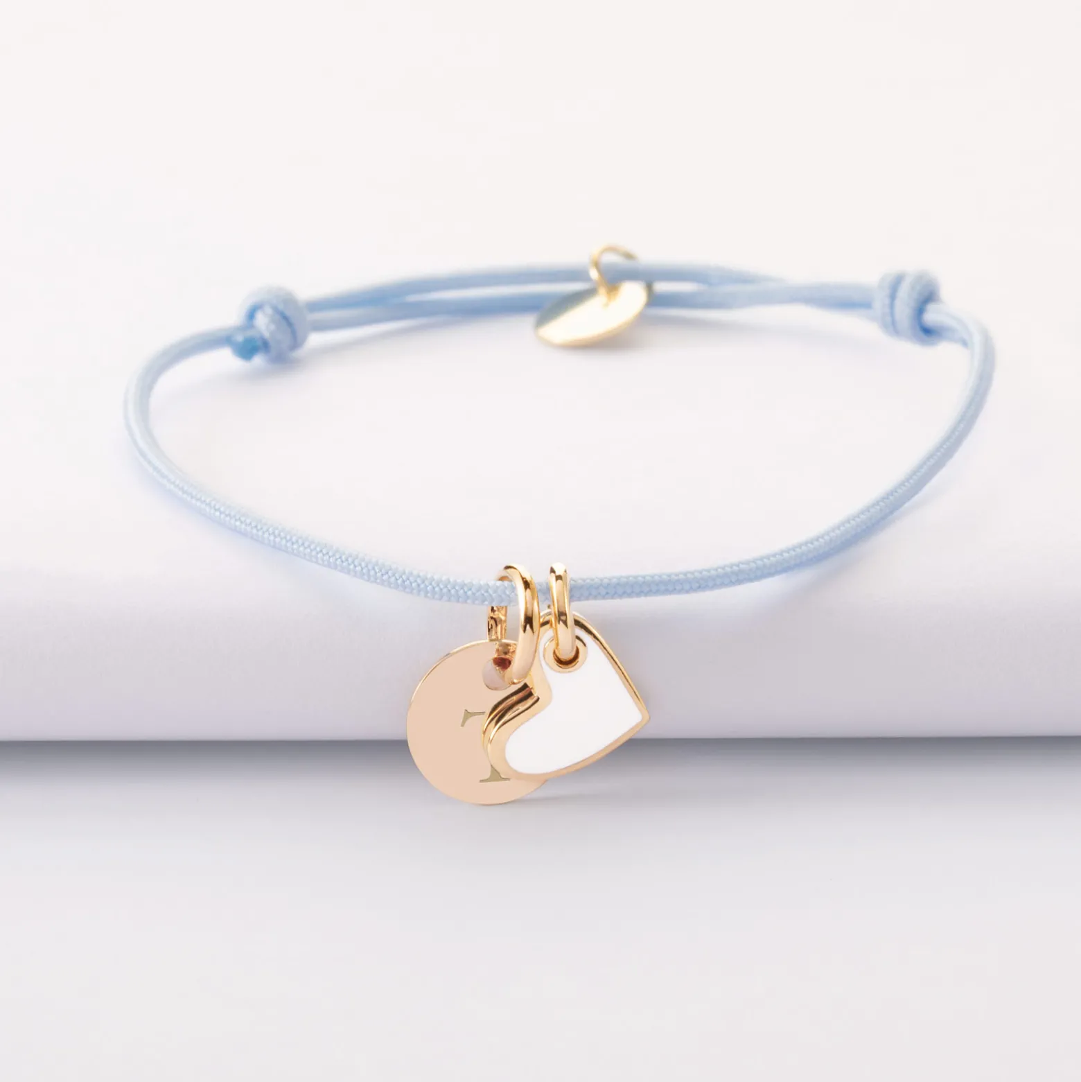 Bracelet enfant personnalisé médaille gravée plaqué or 10 mm et breloque coeur email 10 mm