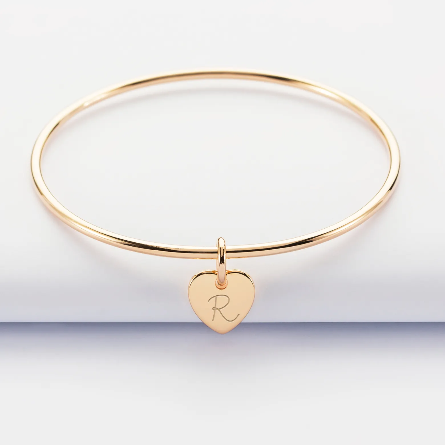 Bracelet enfant personnalisé jonc plaqué or médaille gravée initiale coeur 10 mm