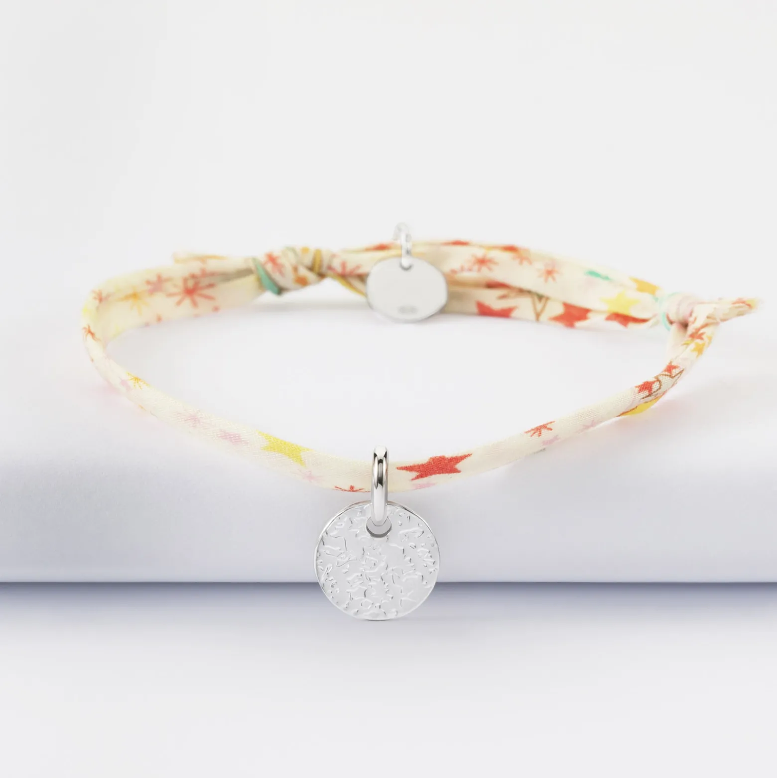 Bracelet enfant personnalisé Liberty médaille martelée gravée initiale argent 10mm - Nos petits imparfaits