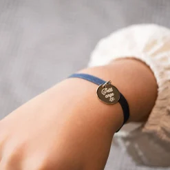 Bracelet enfant personnalisé cordon élastique médaille gravée plaqué or 15 mm