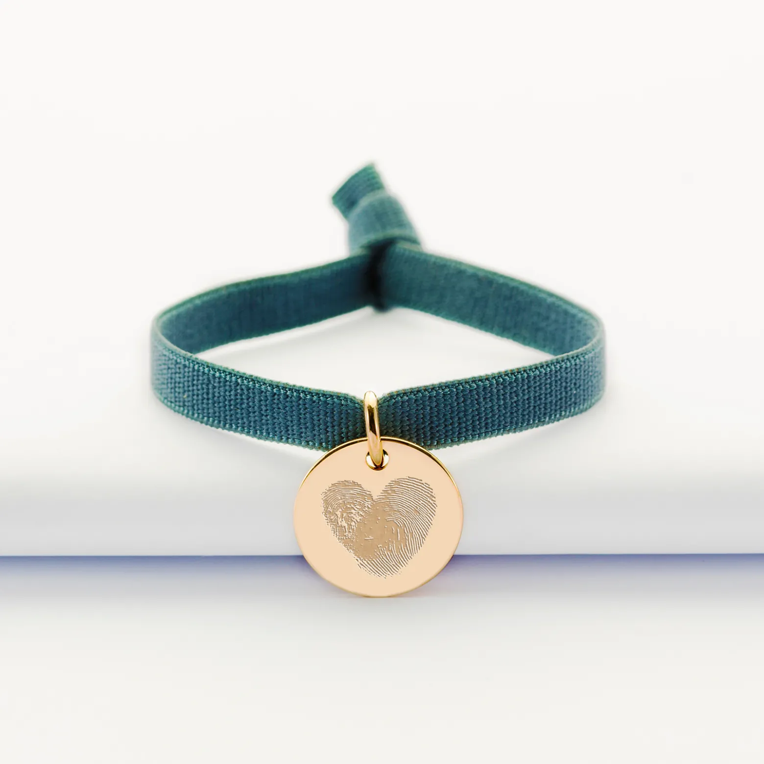 Bracelet enfant personnalisé cordon élastique médaille gravée plaqué or 15 mm