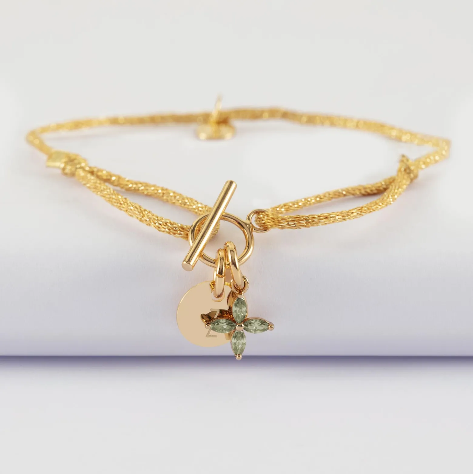 Bracelet fermoir personnalisé cordon pailleté médaille gravée plaqué or 10 mm et breloque fleur pétales zircons 10 mm