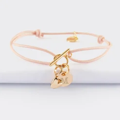Bracelet fermoir personnalisé cordon médaille gravée plaqué or initiale 10 mm et breloque petit coeur bombé 7 mm - HappyBulle x Atelier Wagram