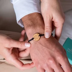 Bracelet homme cordon double personnalisé initiales médaille gravée bois ronde 2 trous 21 mm "pour les amoureux"