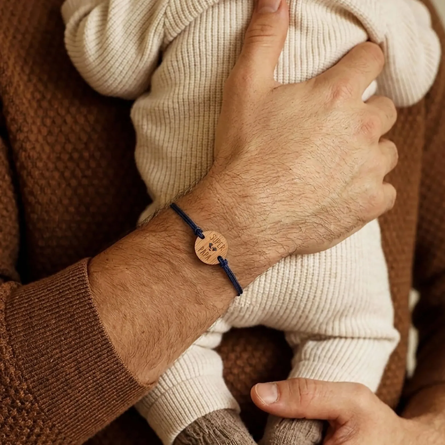 Bracelet homme médaille gravée bois ronde 21 mm - Edition spéciale "Super Papa"
