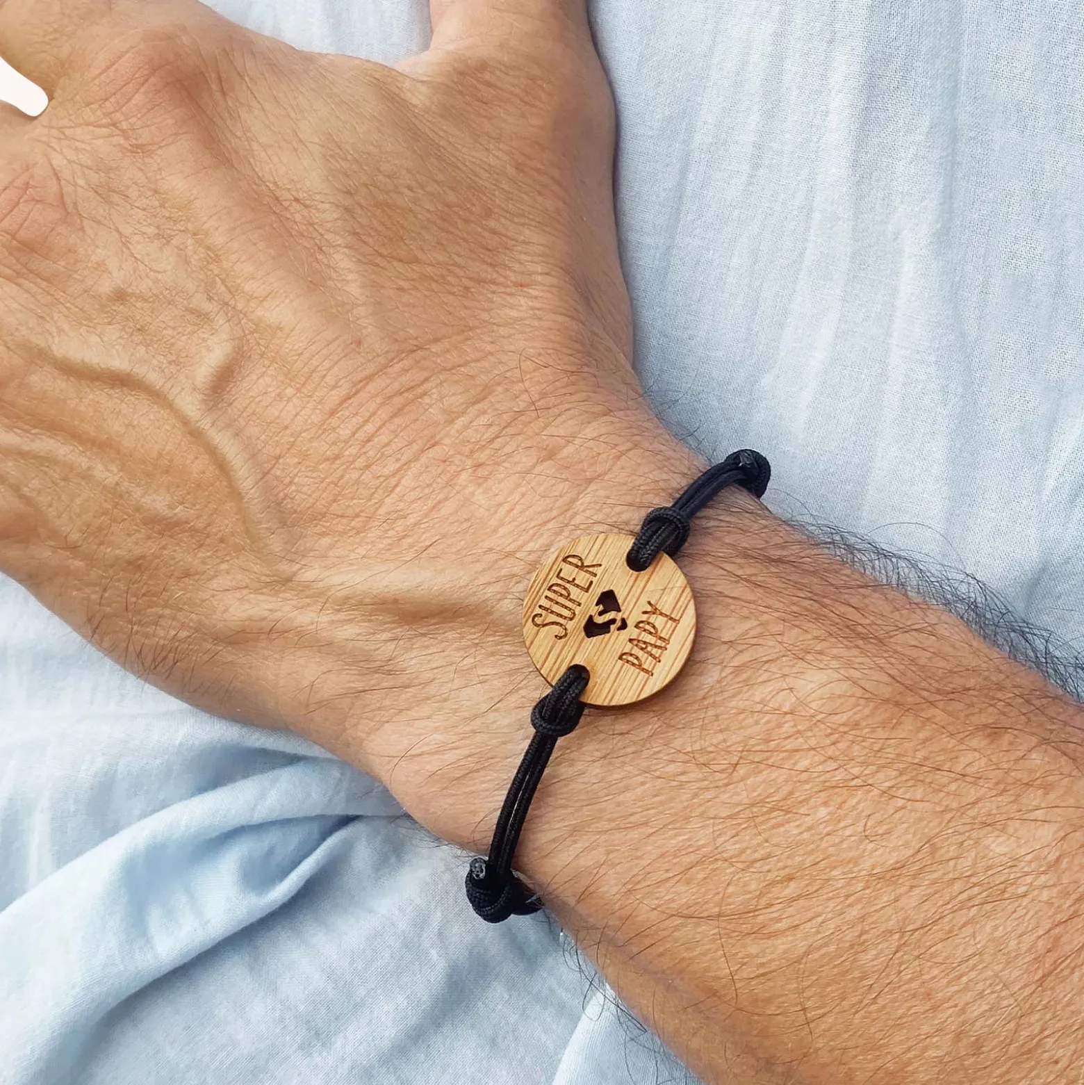 Bracelet homme médaille gravée bois ronde 21 mm - Edition spéciale "Super Papy"