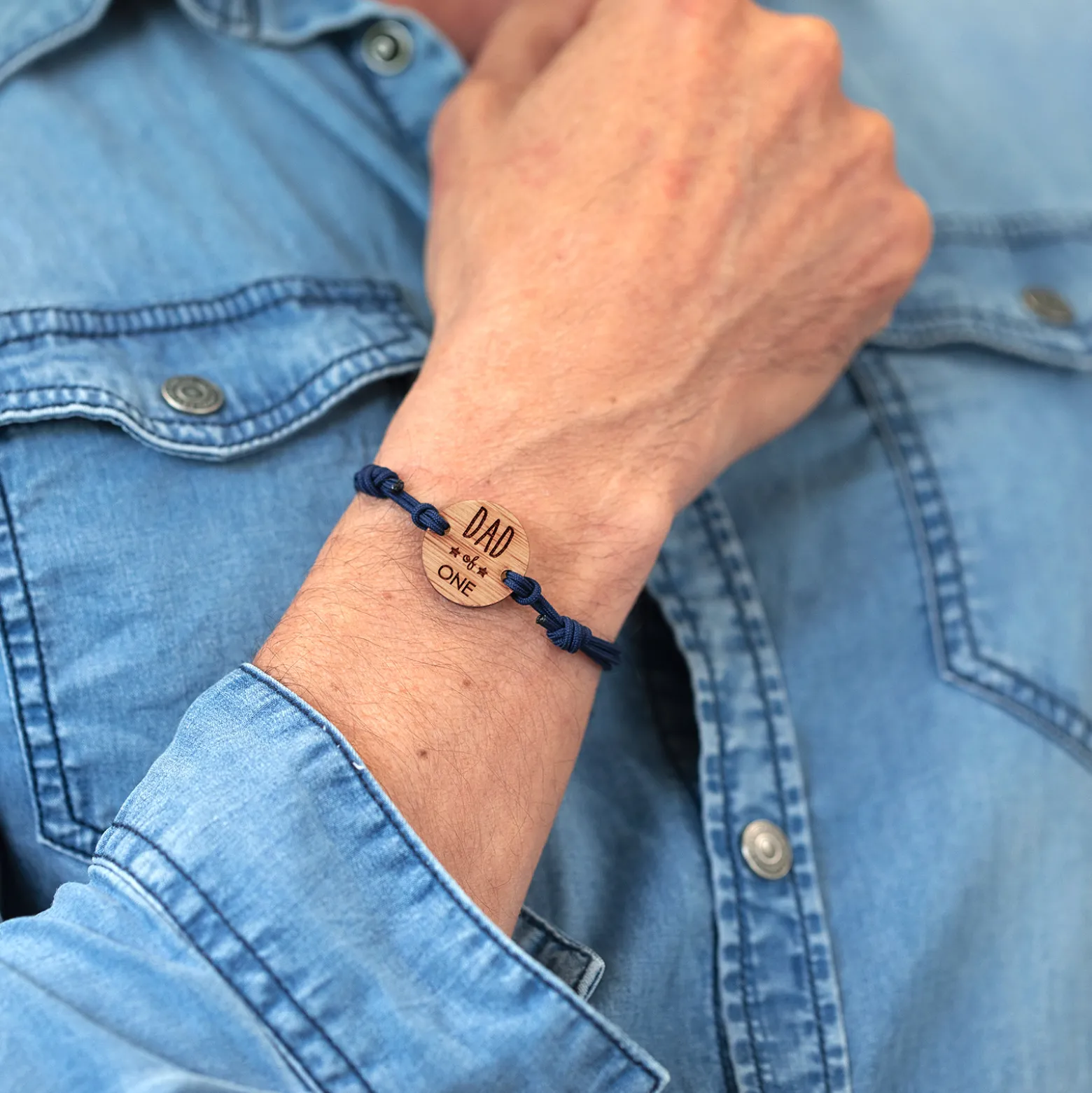 Bracelet homme médaille gravée bois ronde 21 mm - Edition spéciale "Dad of one"
