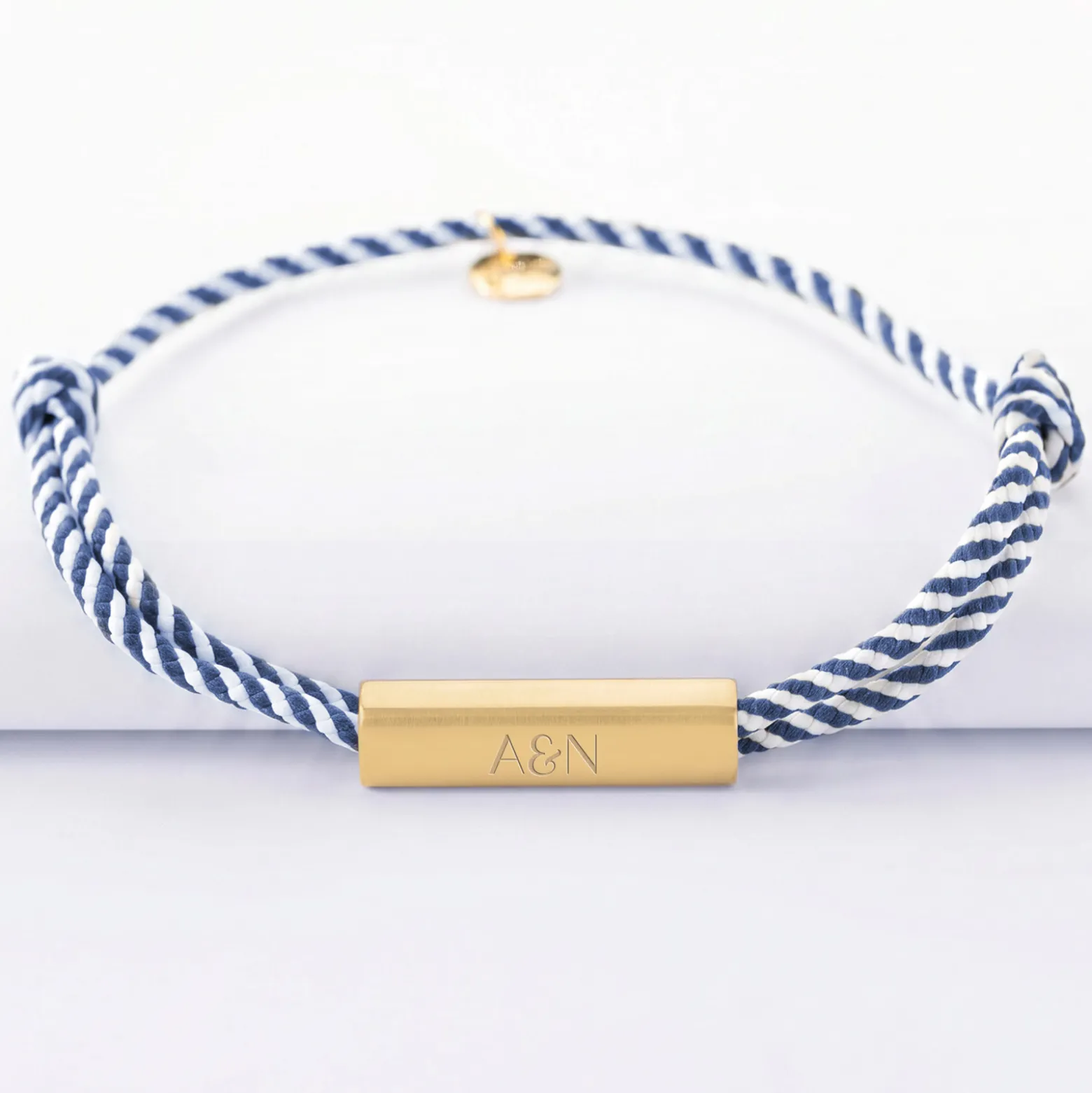 Bracelet homme personnalisé cordon tressé double médaille gravée acier doré cube rectangulaire 25x5x5 mm