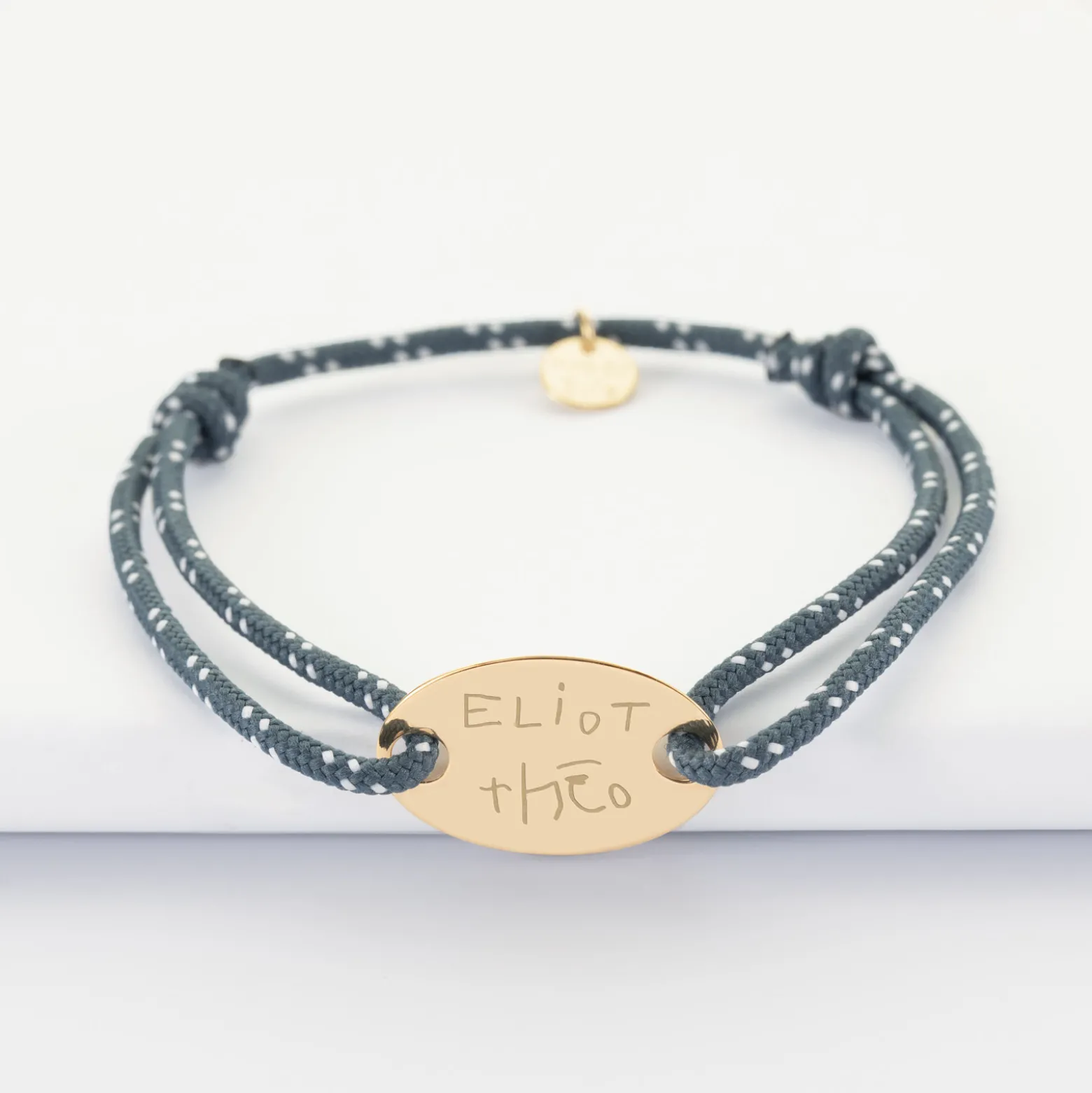 Bracelet homme personnalisé cordage marin simple médaille gravée plaqué or ovale 25x16 mm