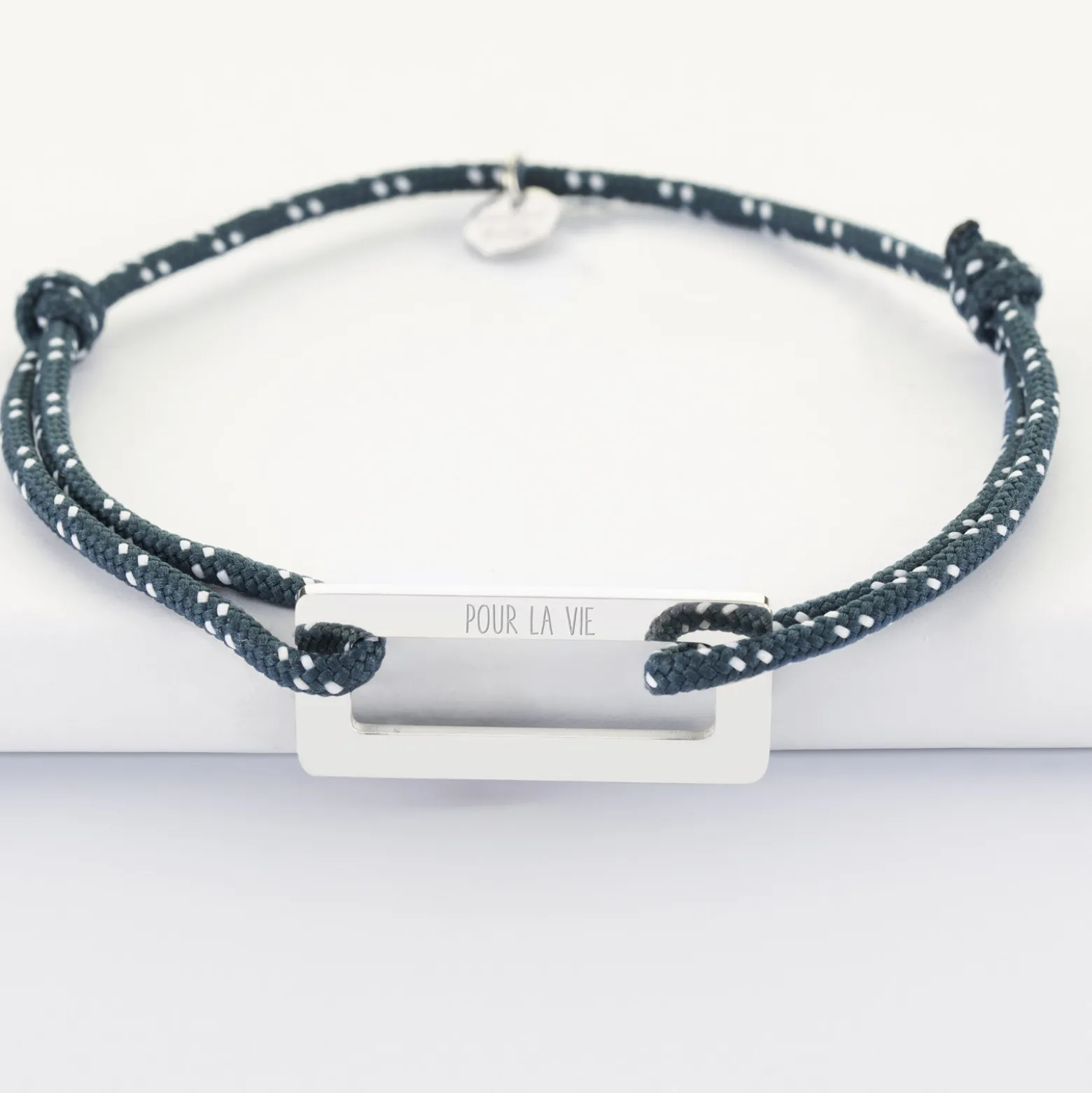 Bracelet homme personnalisé cordage marin simple médaille gravée acier rectangle évidé 32x14 mm