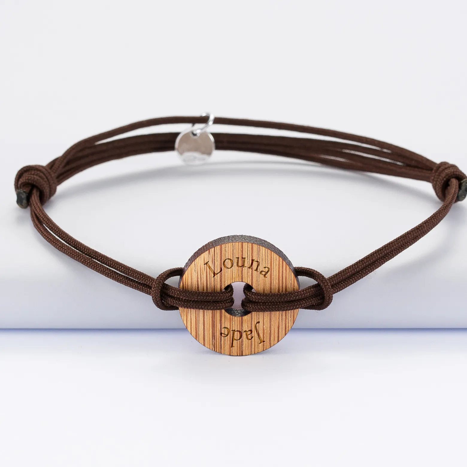 Bracelet homme personnalisé cordon double médaille gravée bois cible ronde 21 mm