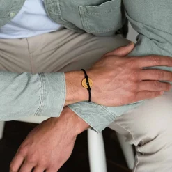 Bracelet homme personnalisé cordon double médaille gravée bois cible ronde 21 mm