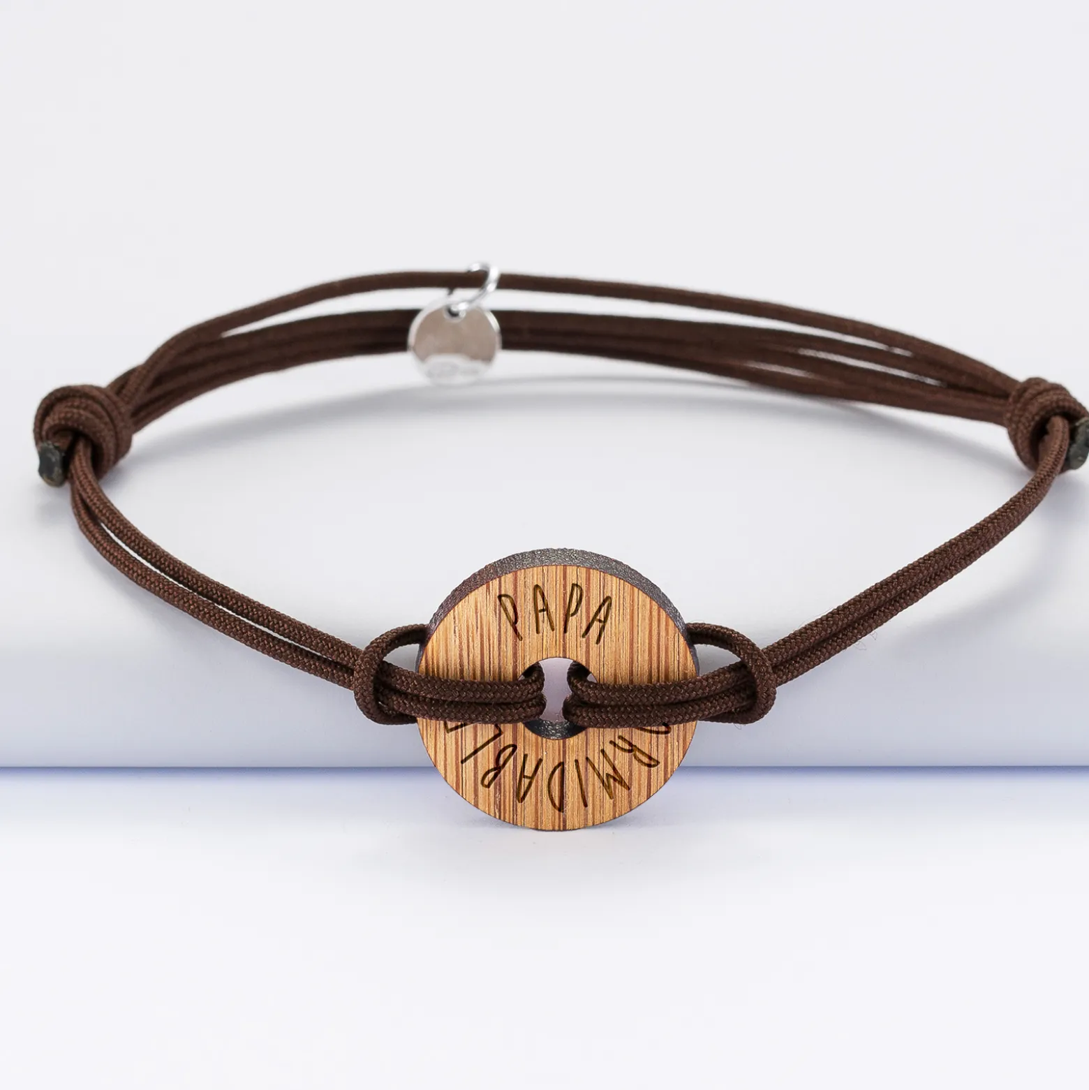 Bracelet homme personnalisé cordon double médaille gravée bois cible ronde 21 mm