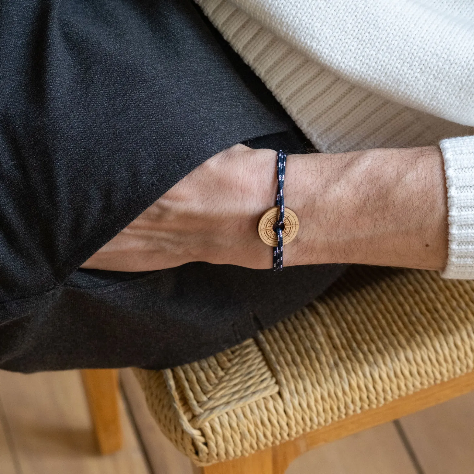 Bracelet homme personnalisé cordage marin simple médaille gravée bois cible ronde 21 mm - Edition spéciale Rose des vents