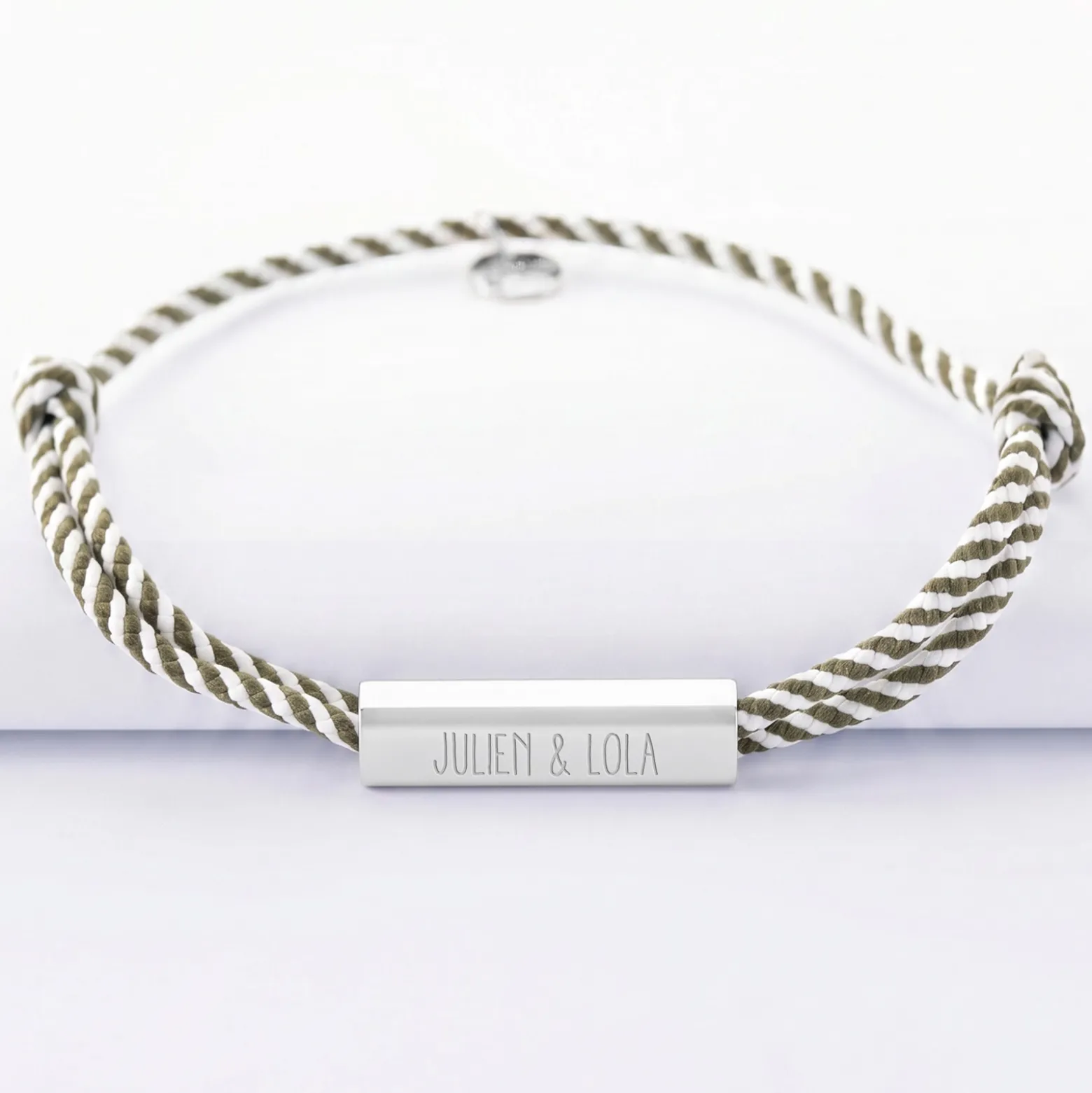 Bracelet homme personnalisé cordon tressé double médaille gravée acier cube rectangulaire 25x5x5 mm