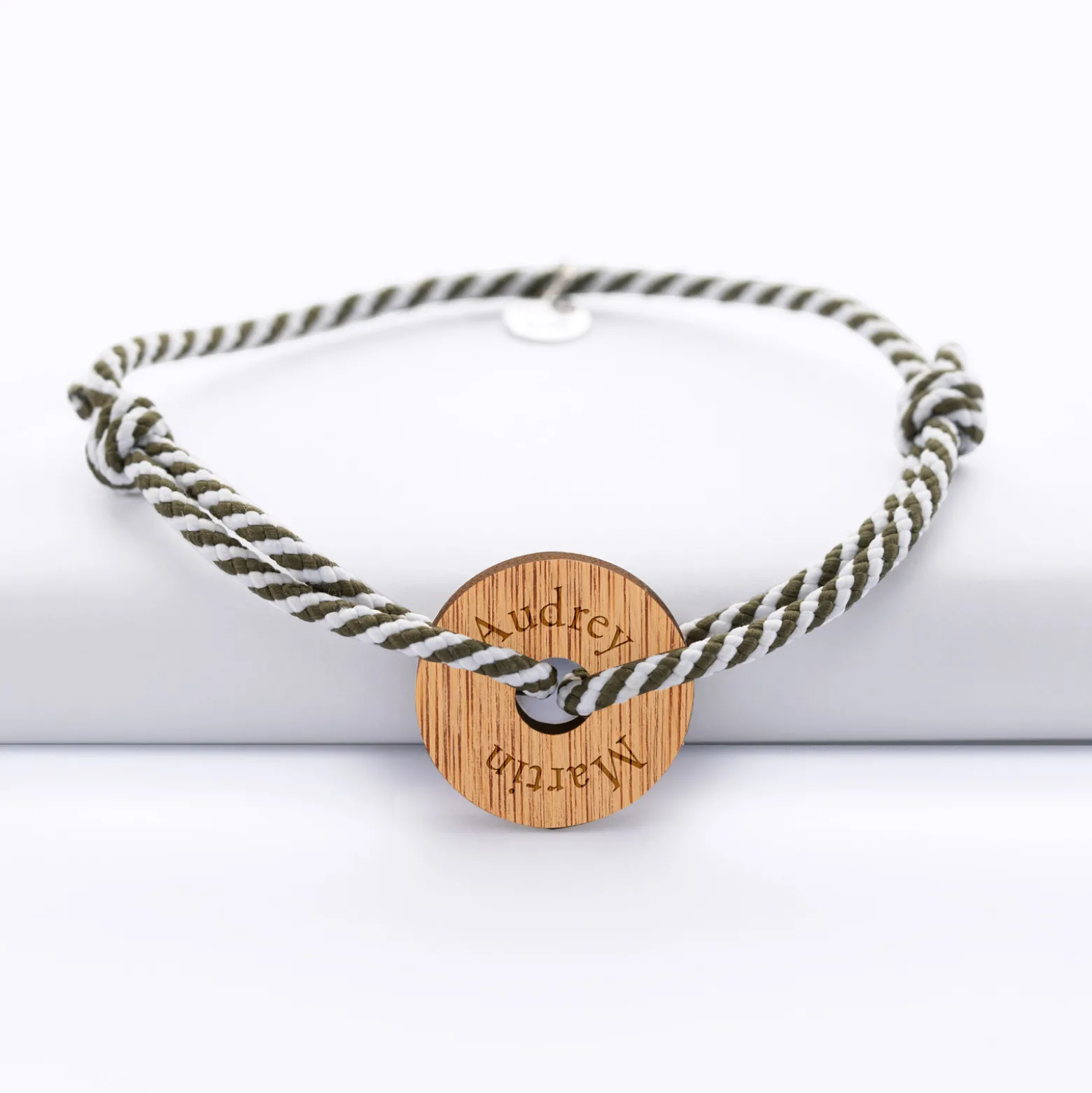 Bracelet homme personnalisé cordon marin tressé médaille gravée bois cible ronde 21 mm