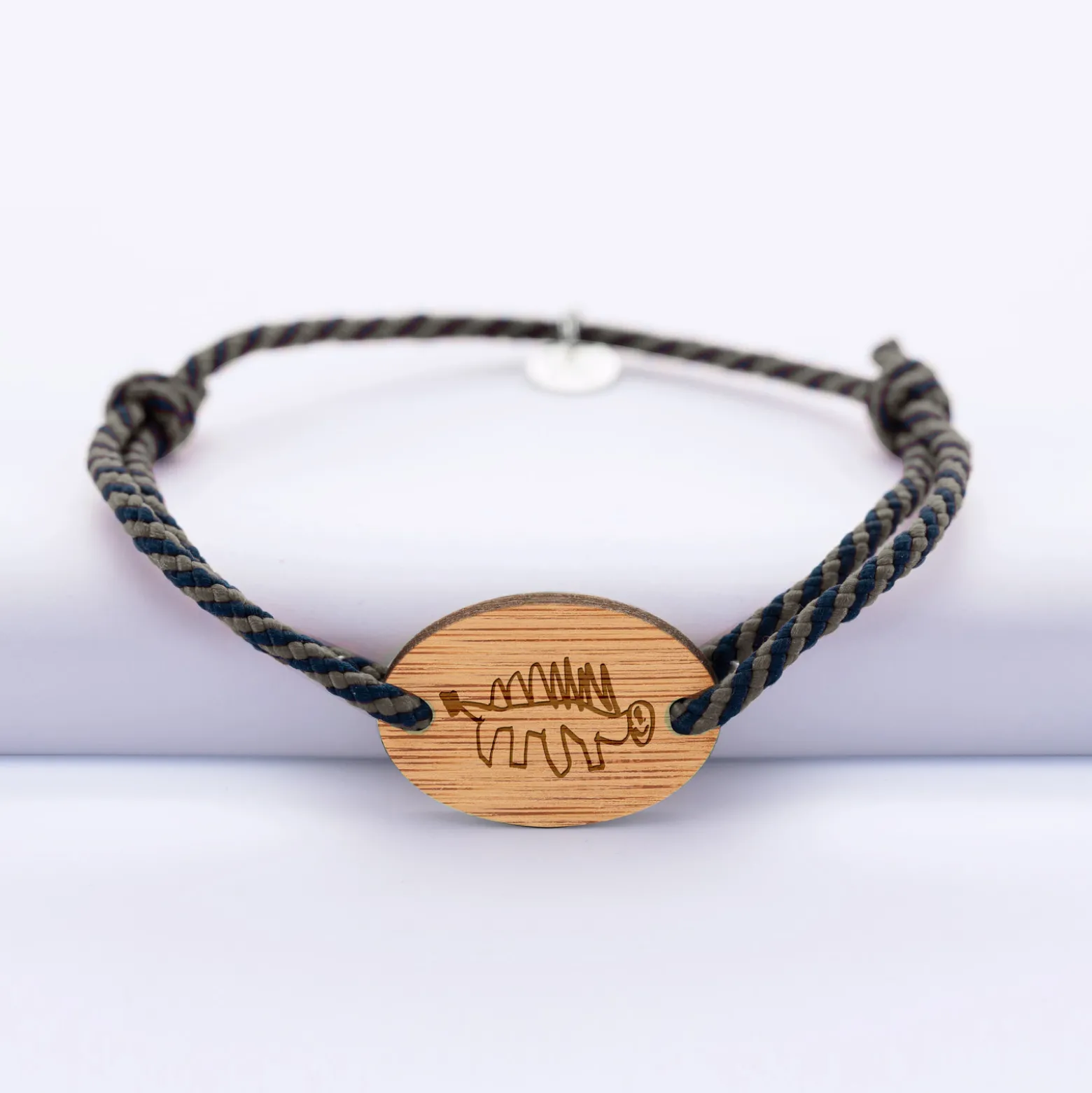 Bracelet homme personnalisé cordon marin tressé médaille gravée bois ovale 2 trous 25x17 mm