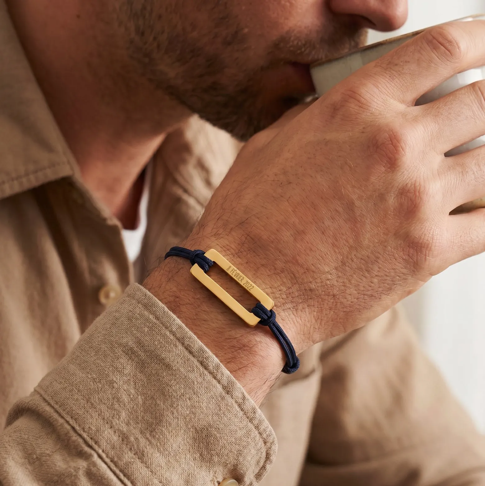 Bracelet homme personnalisé cordon double médaille gravée acier doré rectangle évidé 32x14 mm