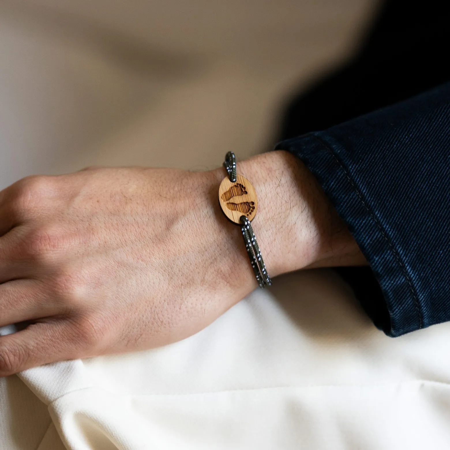 Bracelet homme personnalisé cordage marin simple médaille gravée bois ovale 2 trous 25x17 mm