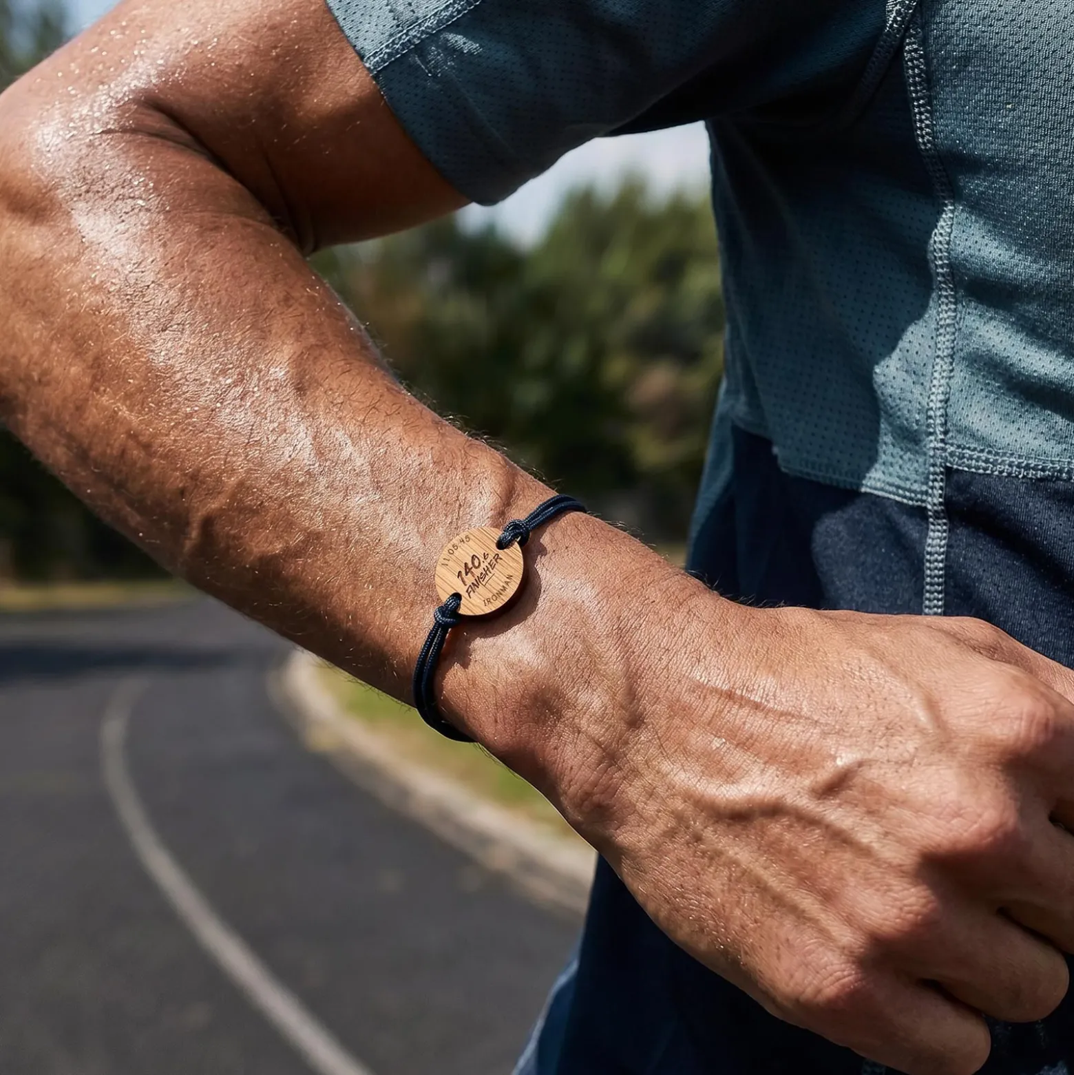 Bracelet homme personnalisé médaille gravée bois ronde 21 mm - Edition spéciale "Finisher running et triathlon"