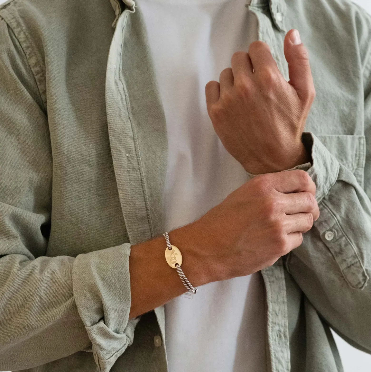 Bracelet homme personnalisé cordon marin tressé médaille gravée plaqué or ovale 25x16 mm