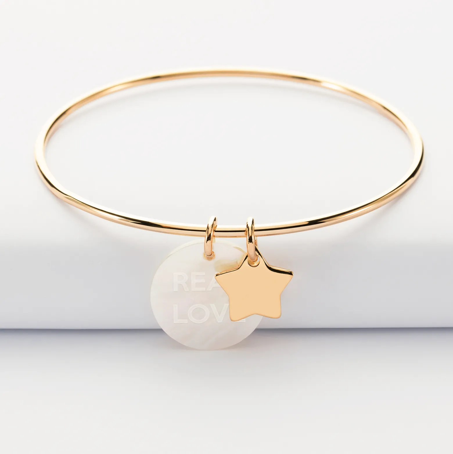 Bracelet jonc personnalisé médaille gravée nacre 19 mm et breloque plaqué or étoile 12 mm