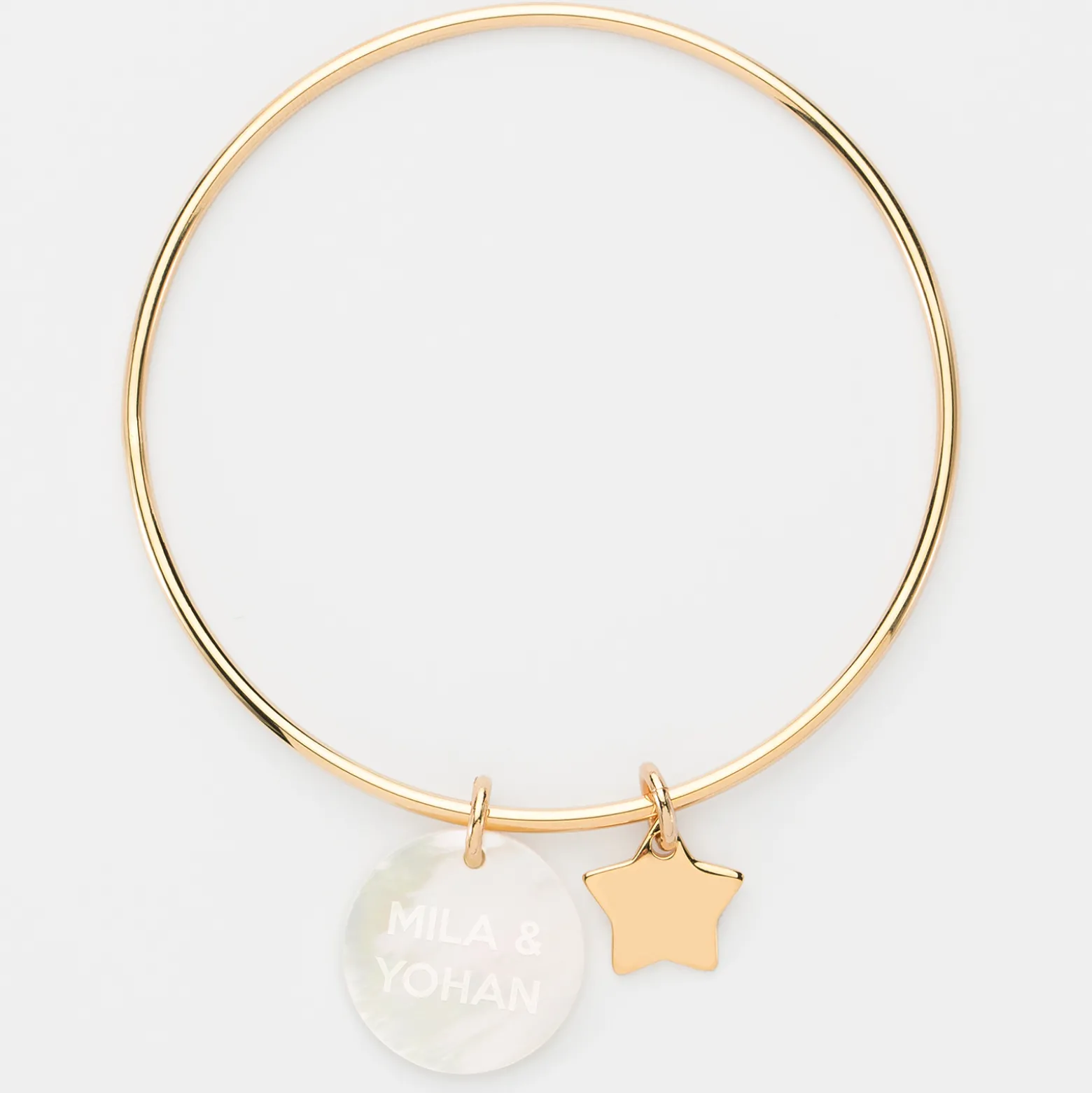 Bracelet jonc personnalisé médaille gravée nacre 19 mm et breloque plaqué or étoile 12 mm