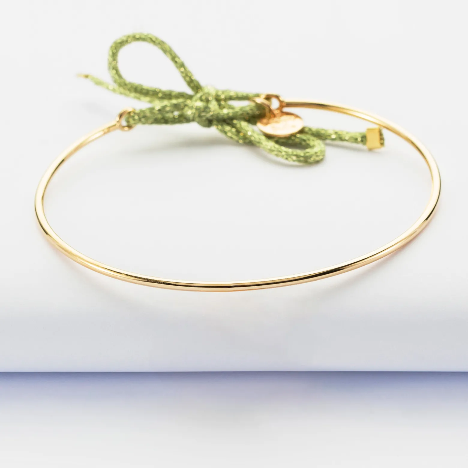 Bracelet jonc plaqué or et cordon pailleté