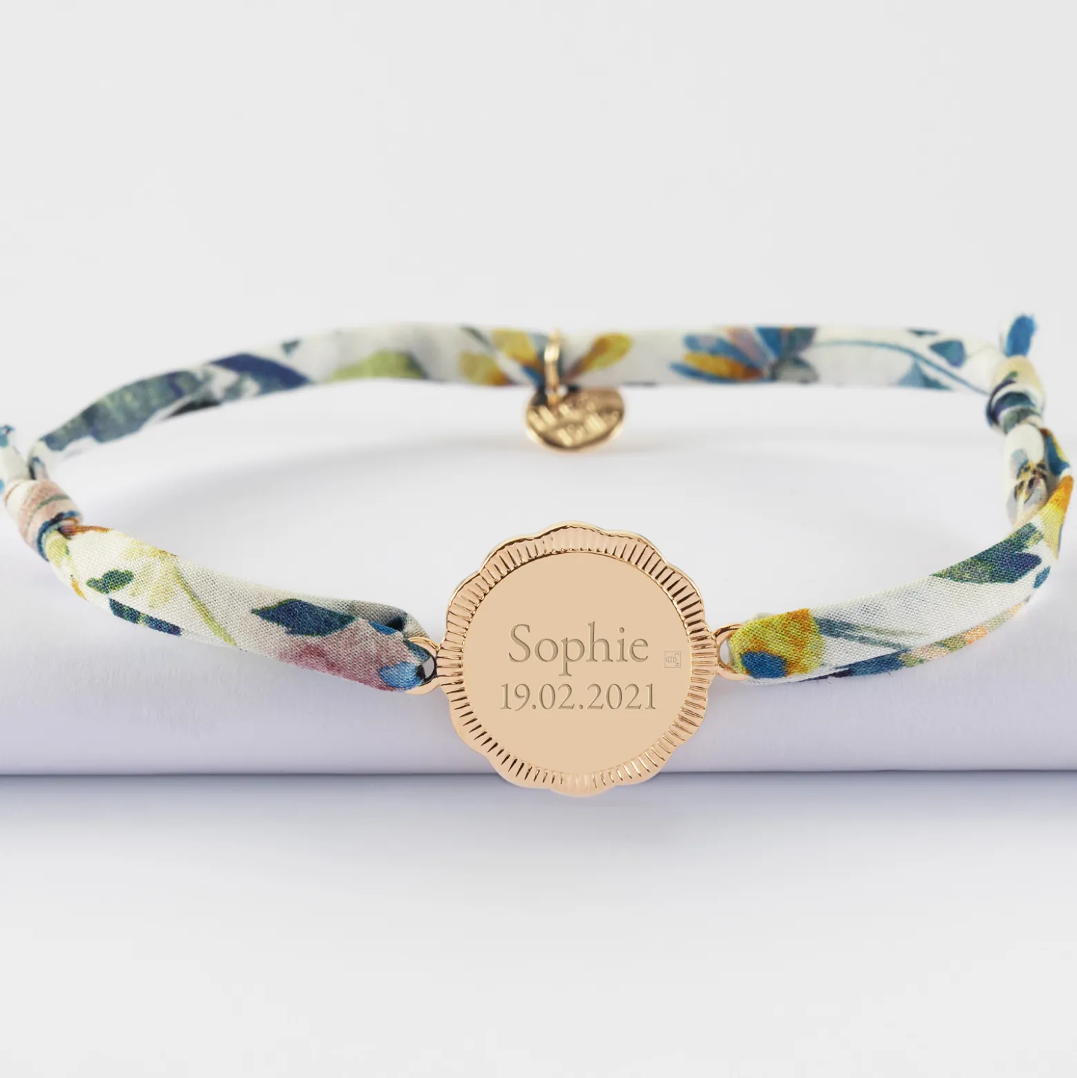 Bracelet Liberty personnalisé médaille contour fleur gravée plaqué or 2 trous 18 mm