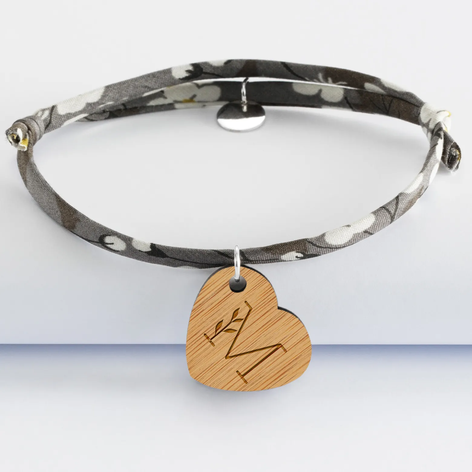Bracelet Liberty personnalisé médaille gravée bois dormeuse coeur 19x21 mm