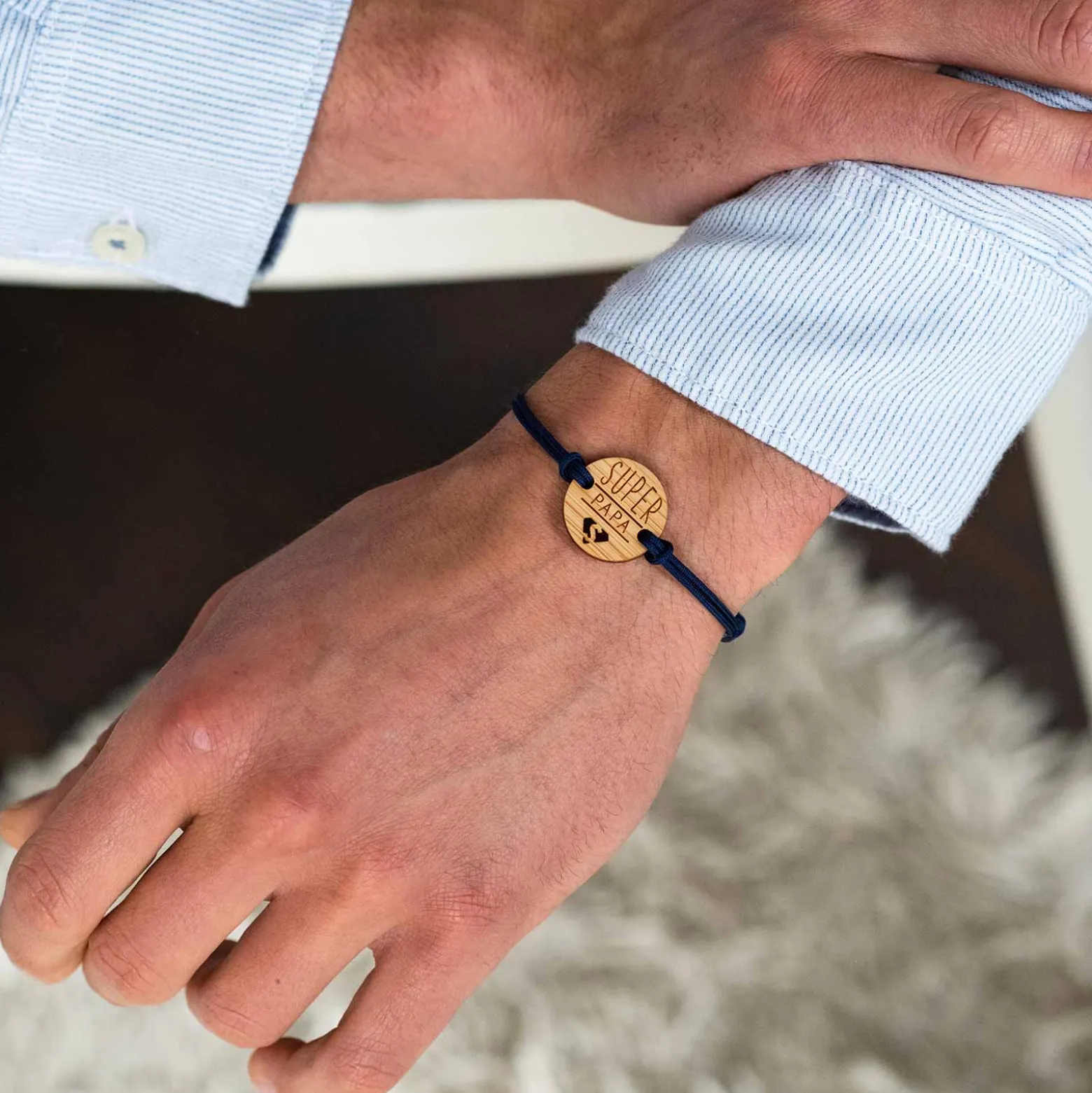 Bracelet Papa homme médaille gravée bois ronde 21 mm - Edition spéciale "Papa super héros"