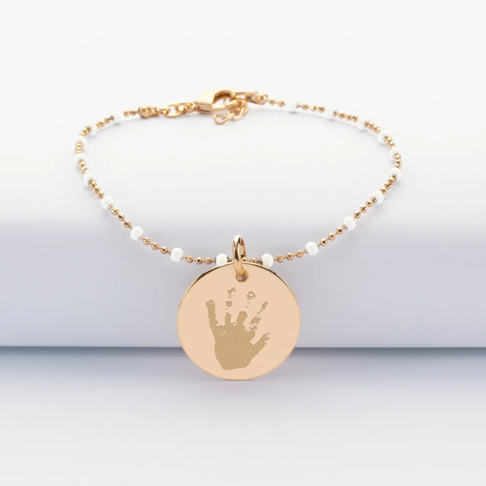 Bracelet perles colorées personnalisé médaille gravée plaqué or 19 mm