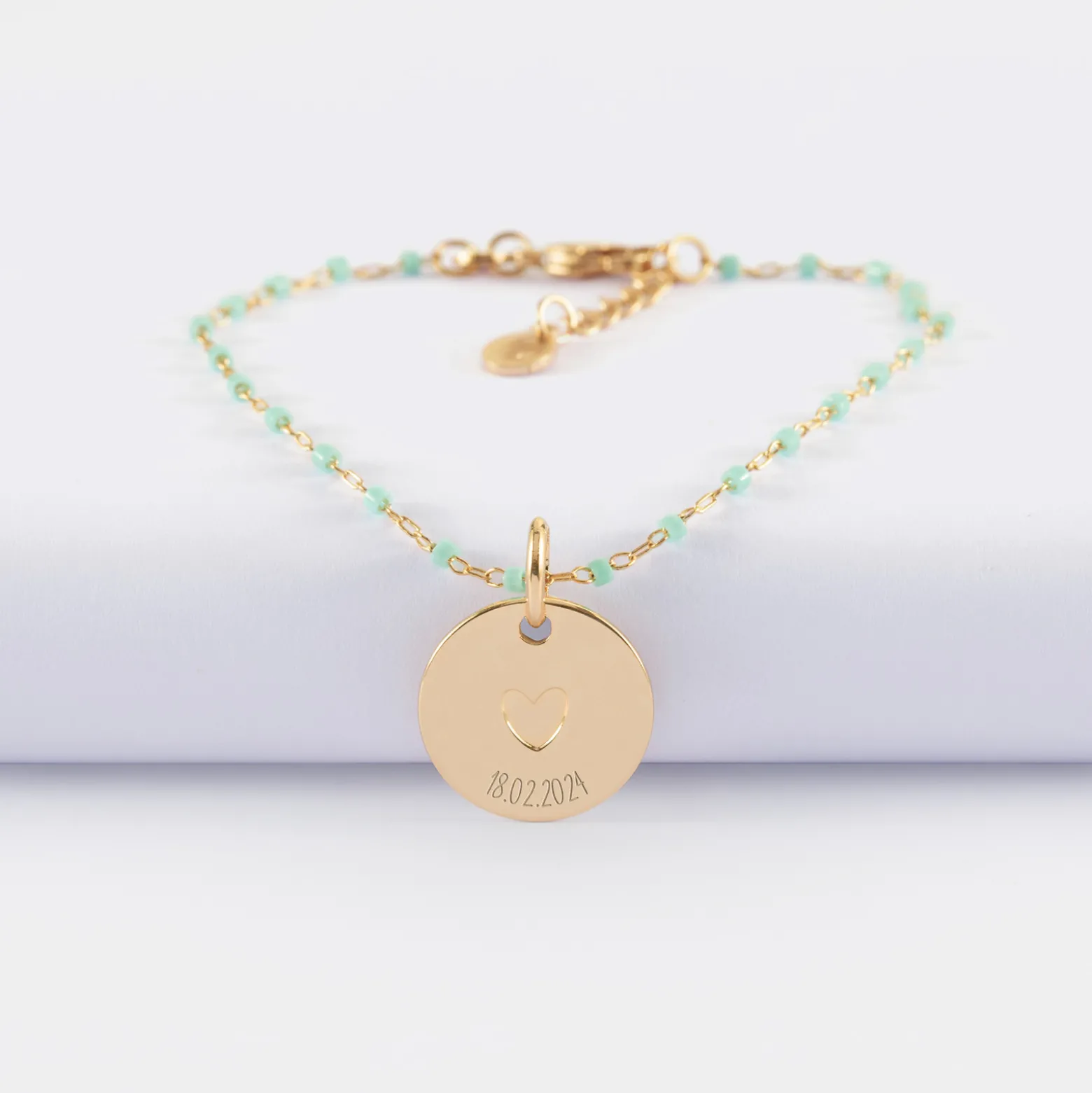 Bracelet perles Miyuki colorées personnalisé médaille gravée plaqué or coeur estampillé 15 mm - HappyBulle x Atelier Wagram