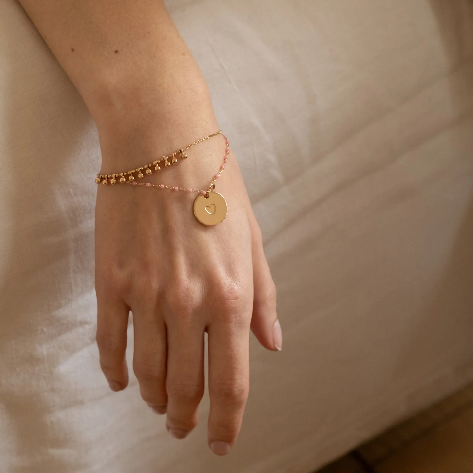 Bracelet perles Miyuki colorées personnalisé médaille gravée plaqué or coeur estampillé 15 mm - HappyBulle x Atelier Wagram