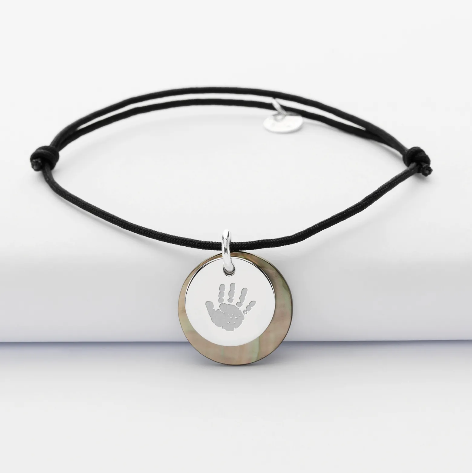 Bracelet personnalisé breloque nacre noire 19 mm et médaille gravée argent 15 mm