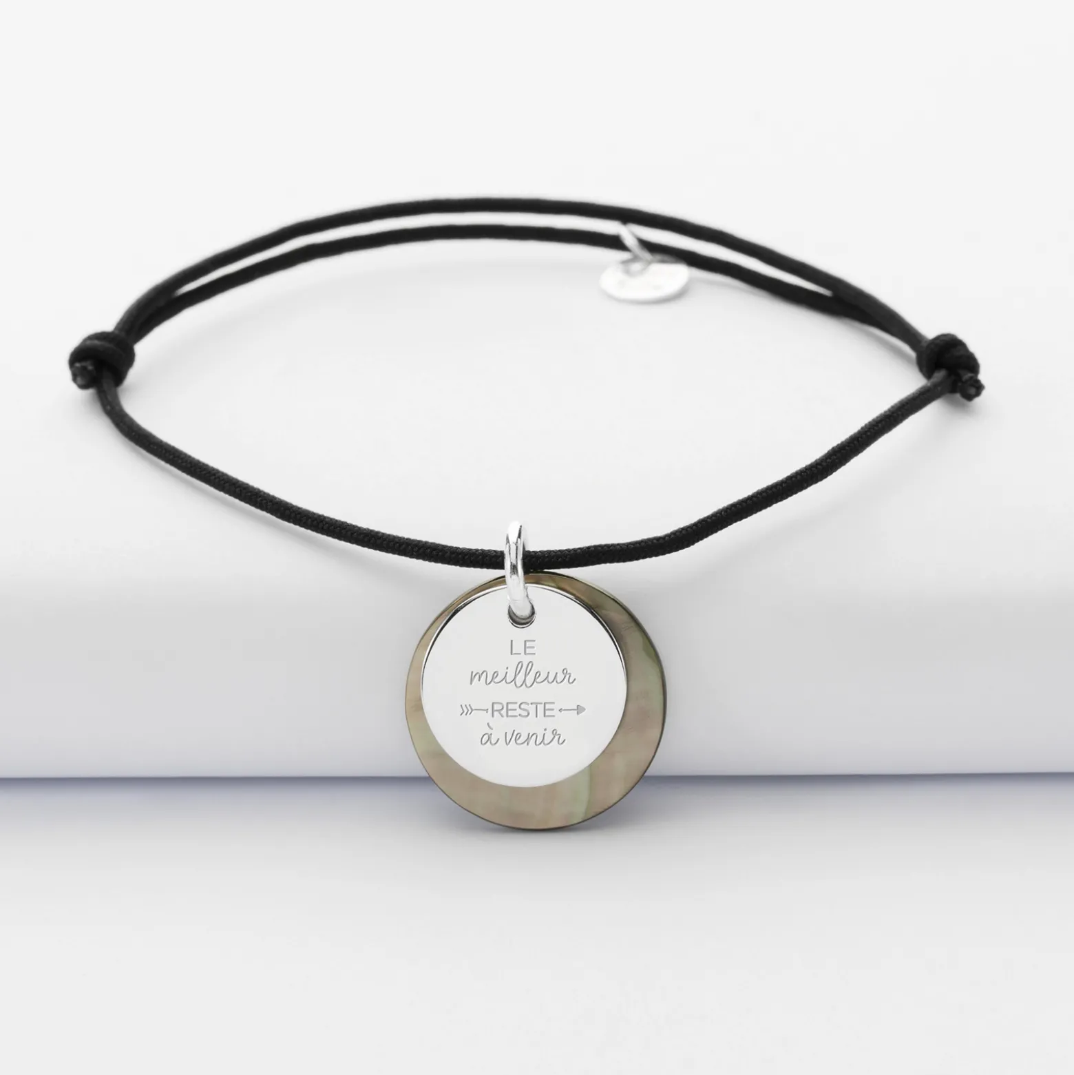 Bracelet personnalisé breloque nacre noire 19 mm et médaille gravée argent 15 mm