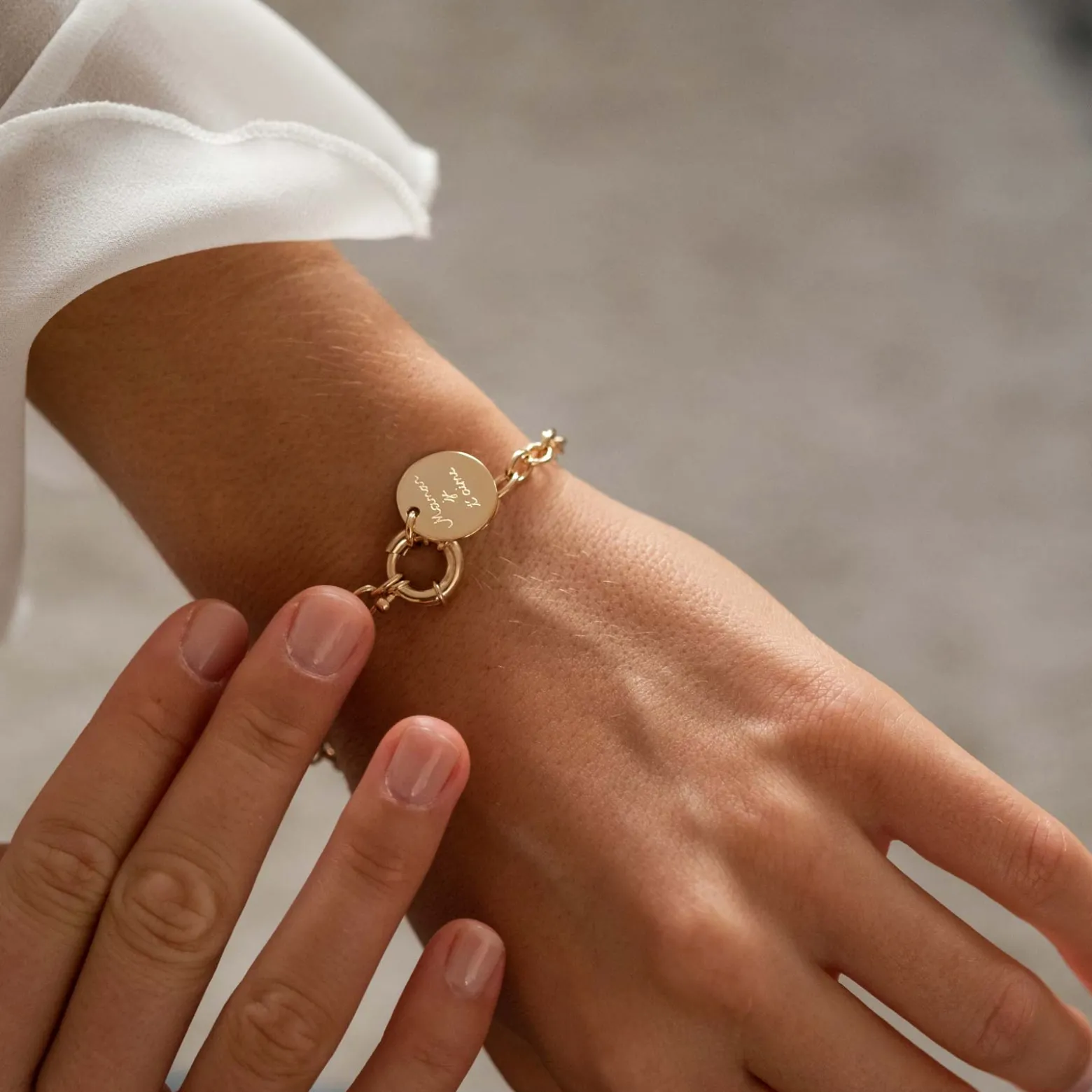 Bracelet personnalisé chaine fermoir marin médaille gravée plaqué or 15 mm