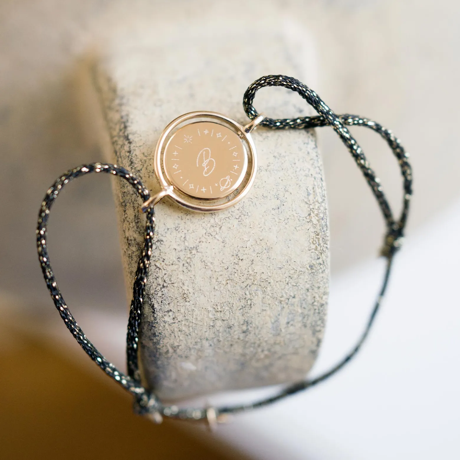 Bracelet personnalisé cordon pailleté médaille réversible Eternelle gravée plaqué or 2 trous 16 mm - HappyBulle x Capucine