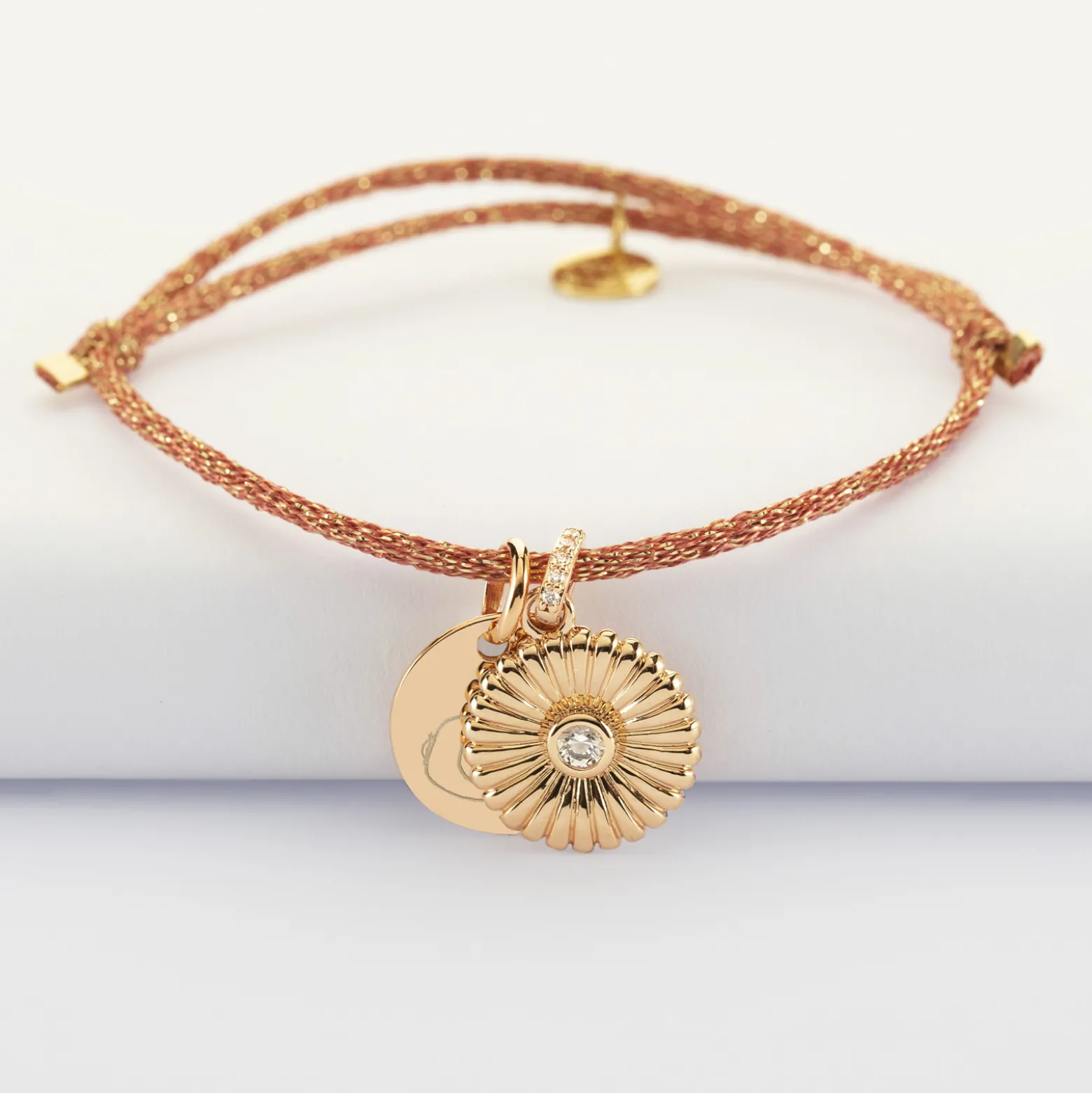 Bracelet personnalisé cordon pailleté médaille gravée plaqué or 15 mm et breloque tournesol scintillant 14 mm