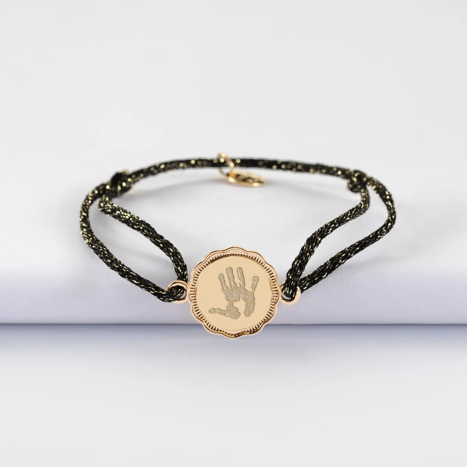 Bracelet personnalisé cordon pailleté médaille contour fleur gravée plaqué or 2 trous 15 mm